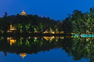 xihu, westsee, park gelegen in fuzhou von fujian, china nachts foto