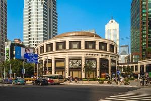 Shanghai Rösterei, das größte Starbucks der Welt mit einer Gesamtfläche von 30.000 Quadratfuß, befindet sich im Bezirk Jingan in Shanghai, China, und wurde am 6. Dezember 2017 eröffnet foto