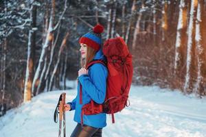 Frau Reisende mit Rucksack Wandern Reisen Lifestyle Abenteuer Konzept Aktivurlaub im Freien. schöne Waldlandschaft foto