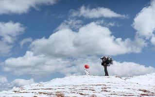 Ein Tourist betrachtet die Landschaft. Fotograf auf dem Berg. Frühlingslandschaft. Karpaten, Ukraine, Europa foto