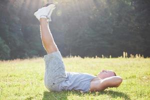 Ein junger Sportler, der sich auf das Sport- und Fitnesstraining im Freien vorbereitet. Sport, Bewegung, Fitness, Training. gesunder Lebensstil foto