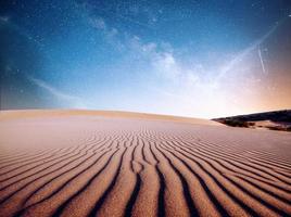 Wüstensanddünen in der Nacht, Sterne und Milchstraße, Deep-Sky-Astrofoto