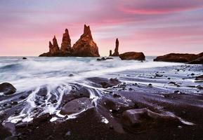 Island, Jokulsarlon-Lagune, wunderschönes kaltes Landschaftsbild der isländischen Gletscherlagunenbucht, die Felsentrollzehen. Reynisdrangar-Klippen. foto