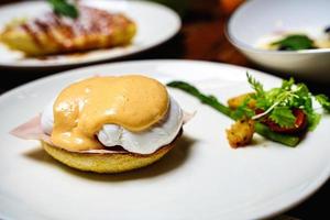 Eierfrühstück am Morgen. pochiertes Gericht, geröstet. köstliche mahlzeitplatte leckere nahaufnahme auf dem tisch. Küche hausgemachte Tellerfotografie. foto