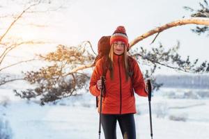 Frau Reisende mit Rucksack Wandern Reisen Lifestyle Abenteuer Konzept Aktivurlaub im Freien. schöne Waldlandschaft foto