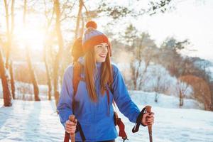 Frau Reisende mit Rucksack Wandern Reisen Lifestyle Abenteuer Konzept Aktivurlaub im Freien. schöne Waldlandschaft foto