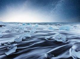 Eisberge, die im Jökulsarlon-Gletschersee schwimmen. Südisland. Lagune. Sternenhimmel Nacht. fantastische Milchstraße. foto