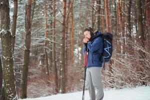 mann reisender mit rucksack wandern reise lifestyle abenteuer konzept aktivurlaub im freien. schöne Waldlandschaft foto