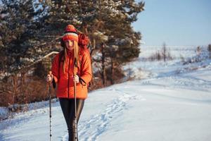 Frau Reisende mit Rucksack Wandern Reisen Lifestyle Abenteuer Konzept Aktivurlaub im Freien. schöne Waldlandschaft foto