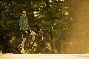 junger mann, der ebike in der natur fährt foto