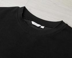 leere schwarze übergroße t-shirt-modellvorlage auf dem boden foto