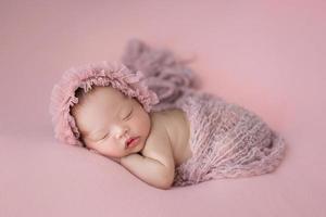 asiatisches Neugeborenes schlafend foto
