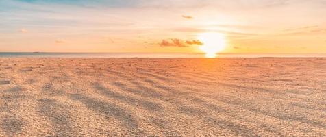 meer sand himmel strand nahaufnahme. Panoramalandschaft. inspirieren tropischen Strand Küste Meereslandschaft Horizont. horizont wellen brandung ufer gelassenheit beschaulich entspannend sonnenlicht sommerstimmung. urlaub reisen urlaub banner foto