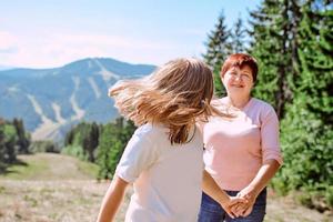 familiengroßmutter und mutter in den bergen reisen gerne. Freizeit Familienzeit, Sommerkonzept foto