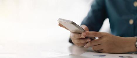 Nahaufnahme der Hand der Frau mit Smartphone im Büro. foto