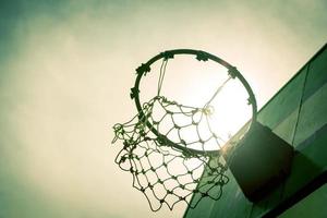 Basketballkorb aus Holz bei Sonnenuntergang. foto