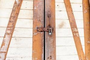 rostiger Schlüssel zur Holztür foto