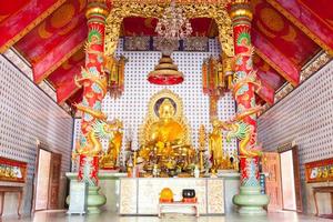 goldene buddha-statue im chinesischen tempel foto