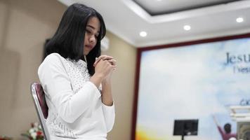 eine Christin, die demütig in der Kirche betet foto