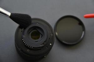 Reinigen von Fotolinsen mit einer Bürste und einer Birne foto
