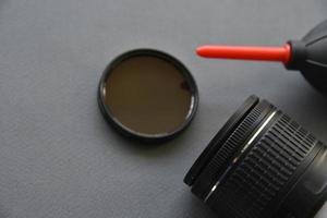 Reinigen von Fotolinsen mit einer Bürste und einer Birne foto