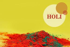 Indisches Festival Holi-Konzept Mehrfarbige Schale mit buntem Hintergrund und fröhlichem Holi-Schriftzug foto