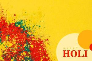 Indisches Festival Holi-Konzept Mehrfarbige Schale mit buntem Hintergrund und fröhlichem Holi-Schriftzug foto