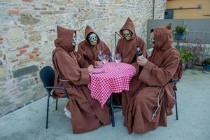 als Mönche verkleidete Karnevalsmasken foto