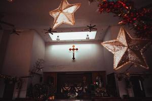 weihnachtssterne in der kirche geschmückt foto