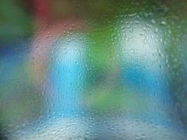 Wassertropfen auf Fenster mit unscharfem Hintergrund foto