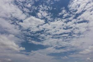blauer Himmel mit Wolken natürlichen Hintergrund foto