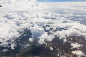 blauer Himmel mit Wolken im Flugzeug foto