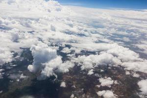 blauer Himmel mit Wolken im Flugzeug foto