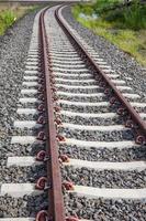 Eisenbahnschienen mit Rost auf Felsenhintergrund foto