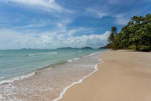 Meerblick vom tropischen Strand mit sonnigem Himmel. sommerparadiesstrand der insel koh samui. tropisches Ufer. tropisches meer in thailand. exotischer sommerstrand mit wolken am horizont. foto