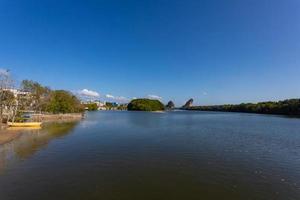 krabi, thailand - 23. januar 2020 - schöne natürliche aussicht auf den berg khao khanab nam am fluss krabi, krabi, thailand. foto