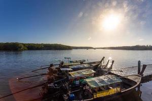 krabi, thailand - 23. januar 2020 - schöne natürliche aussicht auf boote, pier, mangrovenwald am krabi fluss, krabi, thailand. foto