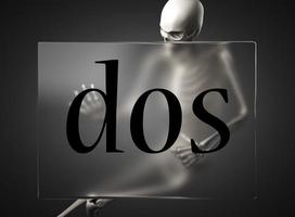 DOS-Wort auf Glas und Skelett foto