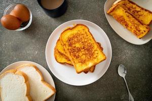 French Toast auf weißem Teller foto