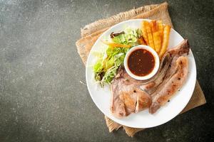 gegrilltes Schweinekotelettsteak mit thailändischer scharfer Dipsauce foto