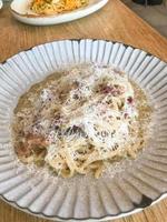 Bucatini Cacio e Pepe Nudeln mit Speck foto