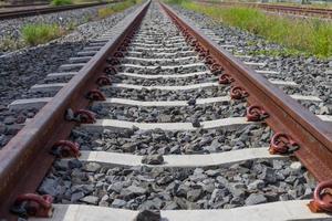 Eisenbahnschienen mit Rost auf Felsenhintergrund foto