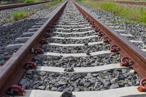 Eisenbahnschienen mit Rost auf Felsenhintergrund foto