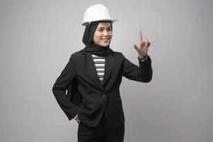 Ingenieur muslimische Frau mit Hijab auf weißem Hintergrund foto
