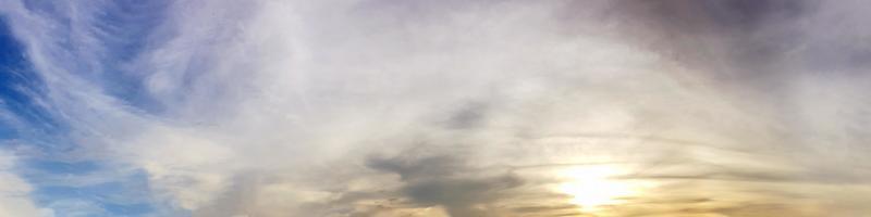 dramatischer Panoramahimmel mit Wolke auf Sonnenaufgang und Sonnenuntergangzeit. Panoramabild. foto