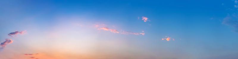 dramatischer Panoramahimmel mit Wolke auf Sonnenaufgang und Sonnenuntergangzeit. Panoramabild. foto