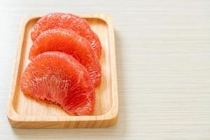 frische rote Pampelmuse oder Grapefruit foto