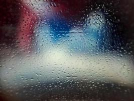 Wassertropfen auf Fenster mit unscharfem Hintergrund foto