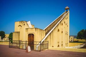 die sonnenuhr von jantar mantar in jaipur in rajasthan, indien foto