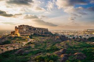 Blick auf die Festung Mehrangarh vom Singhoria-Hügel in Jodhpur, Rajasthan, Indien foto